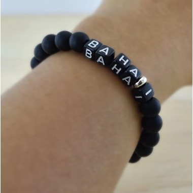 Bracelet mot 'BAHAI' perles noires mates